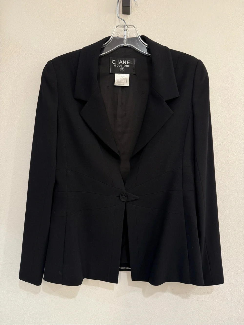 Stunning vintage CHANEL Black Tailored Women's blazer and skirt suit set
